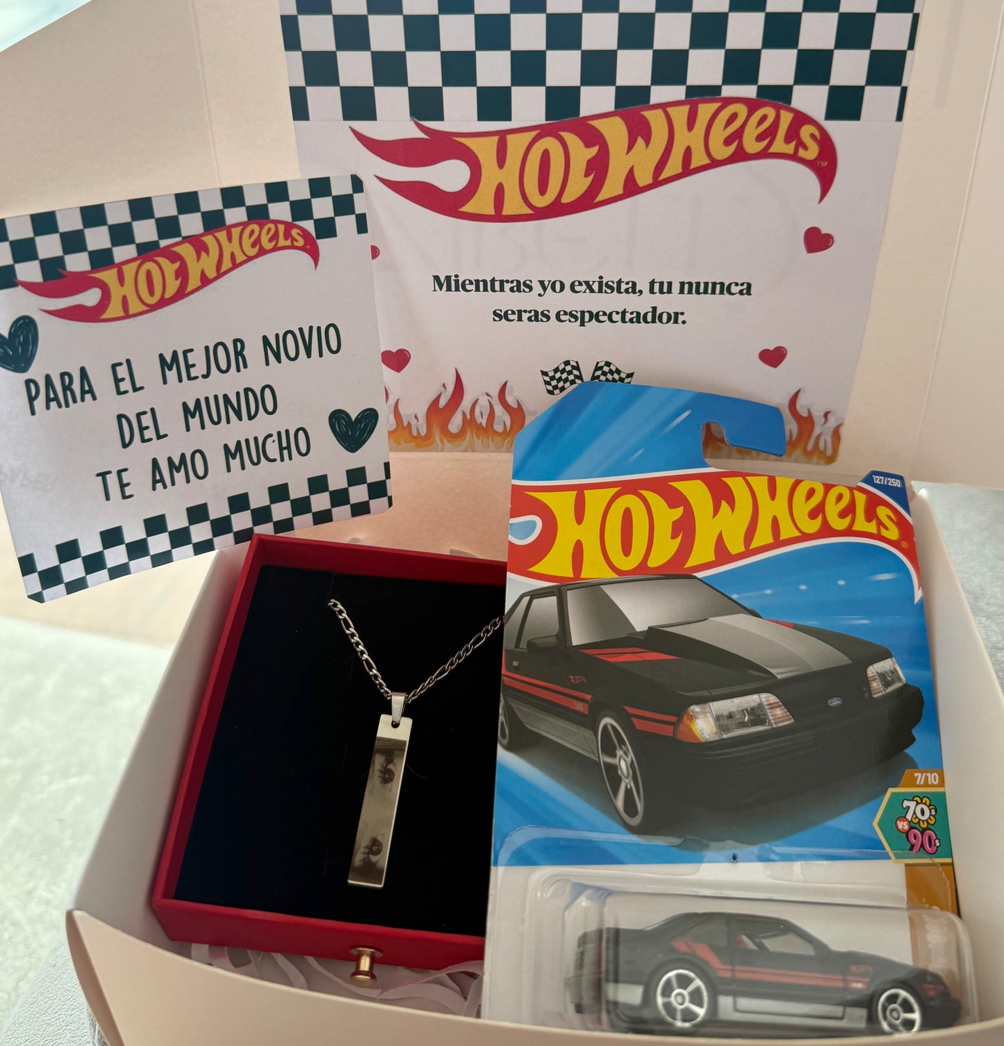 “Te Miro Siempre” Collar Mirada + Carro Hot Wheels y Box de Regalo