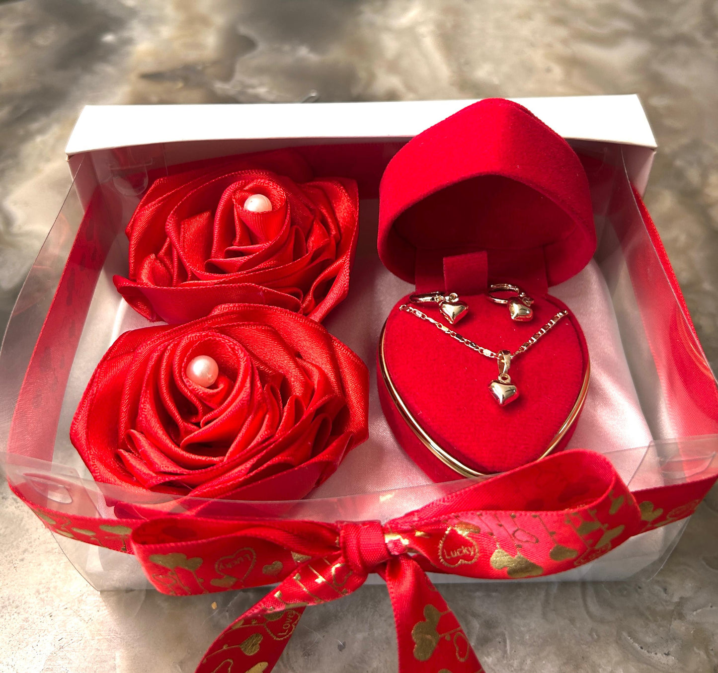 COLLAR DORADO CON DIJE DE CORAZÓN + REGALO ESPECIAL: CAJA DECORADA CON ROSAS
