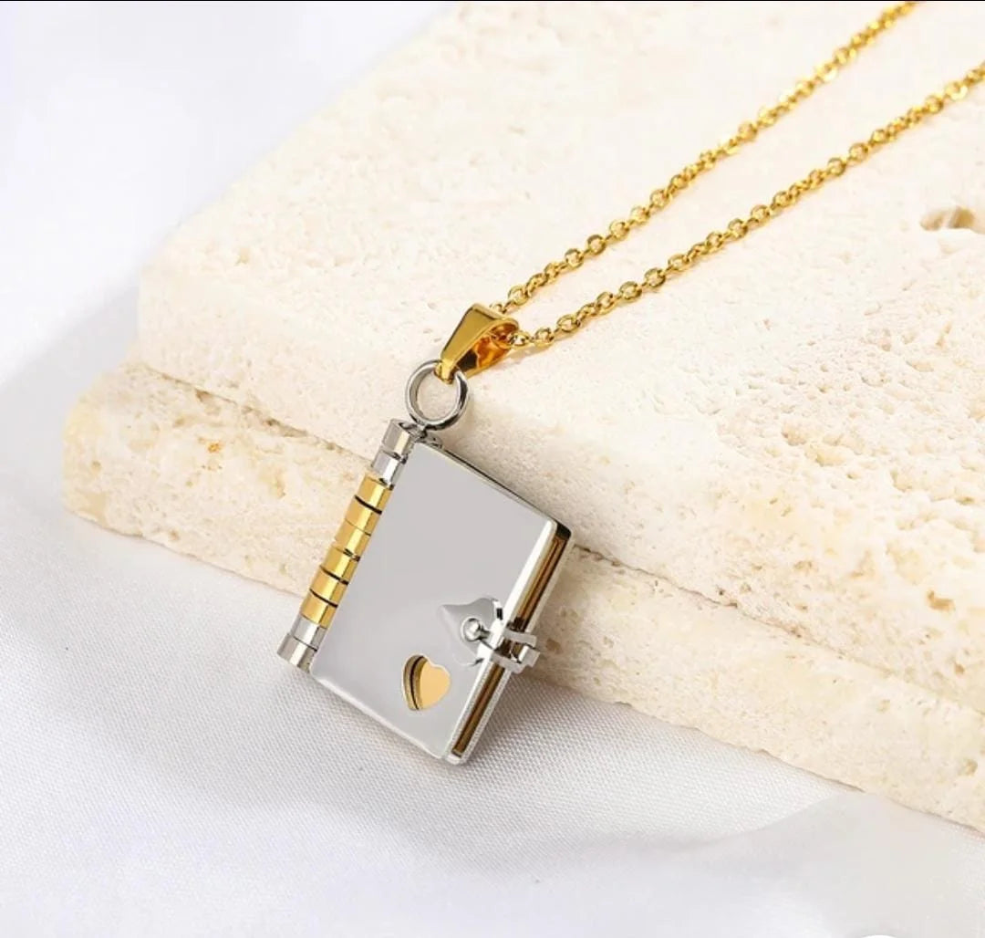 “Historia de Amor” Collar personalizado + box de regalo