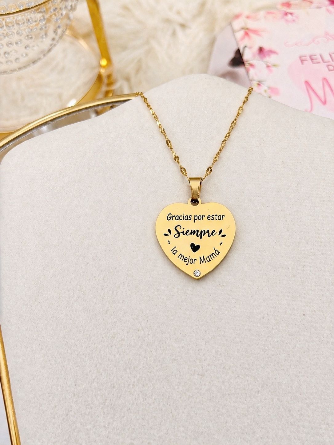 Collar Grabado "Feliz día Mamá" + Box de regalo